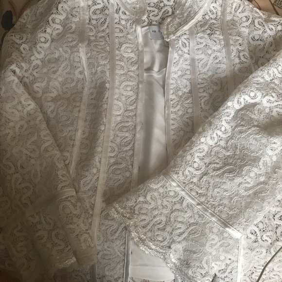 New White lace blouse w/ shell bell sleeve - Picture 8 of 8